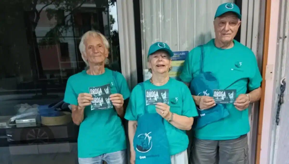 Opuscoli informativi e prevenzione: la campagna antidroga dei volontari a Treviso -