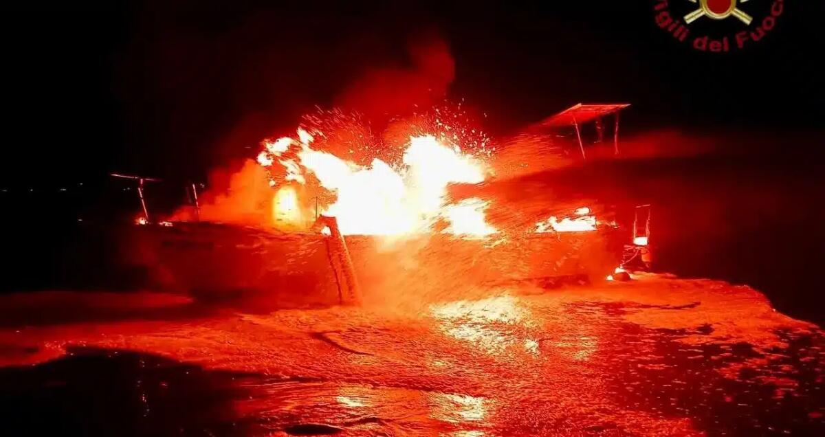 Barca a vela in fiamme nella laguna di Venezia: occupanti illesi, affondato il mezzo -
