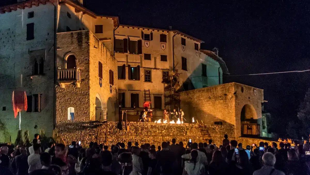 “Fulgor Noctis”, a Valvasone il Medioevo si accende con rito e spettacolo in piazza Castello - 