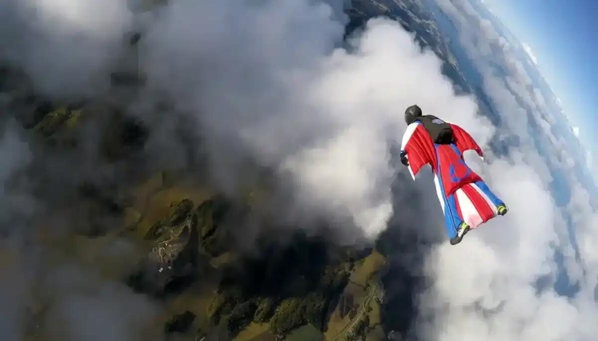 Precipita durante il volo con tuta alare: base jumper 25enne perde la vita sulle Dolomiti - 