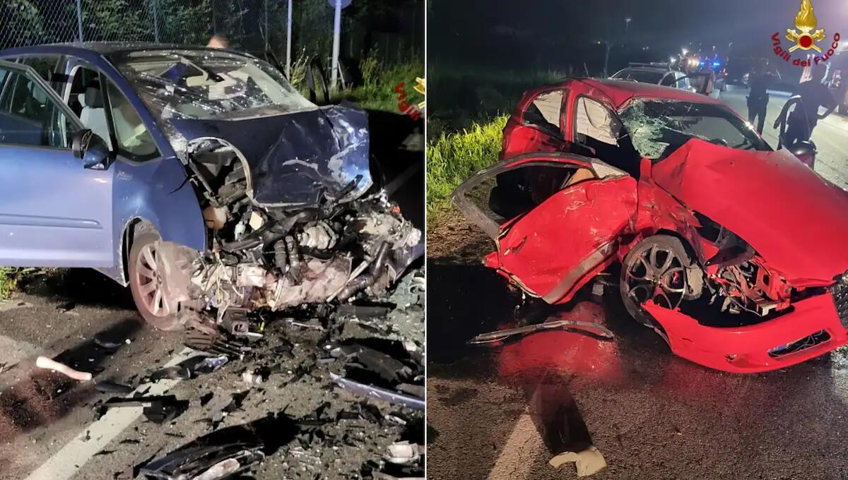 Spaventoso frontale tra due auto nella notte: tre feriti gravi, uno incastrato tra le lamiere -