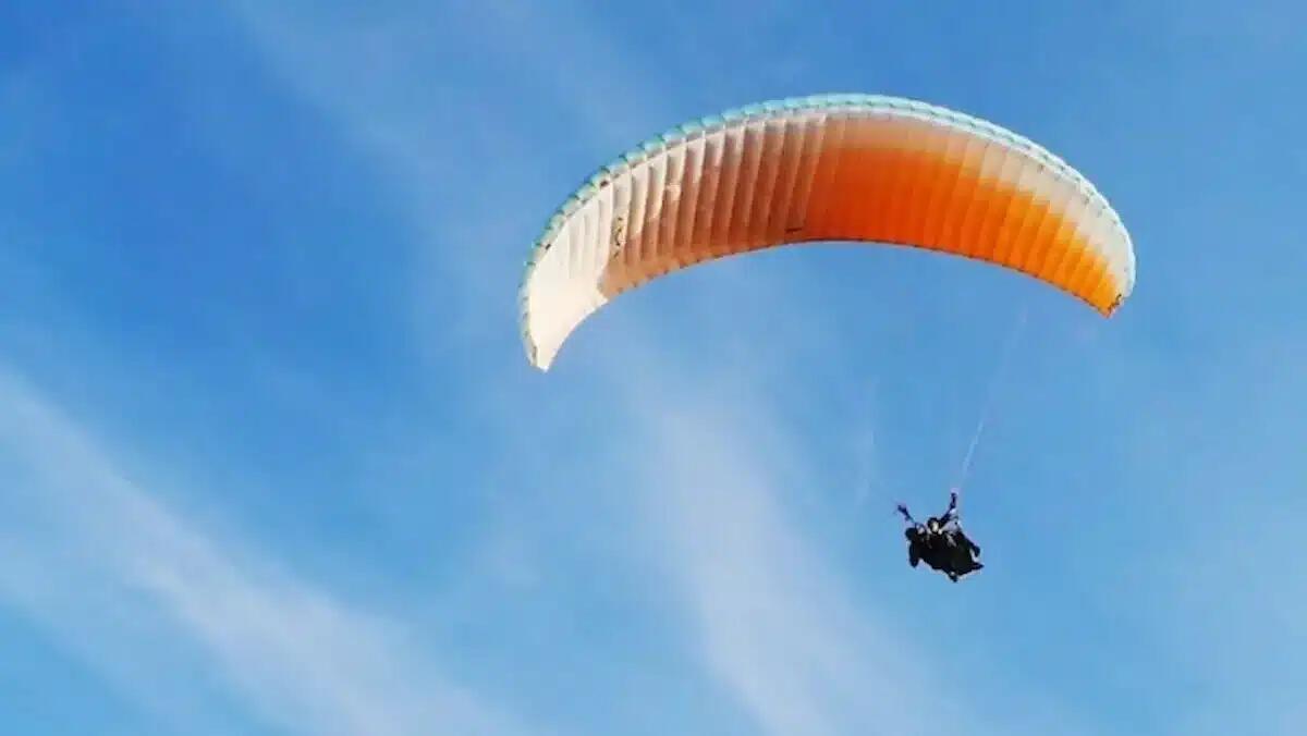 Giovane pilota tedesco bloccato tra i rami con il suo parapendio: rimane sospeso a 10 metri di altezza - 