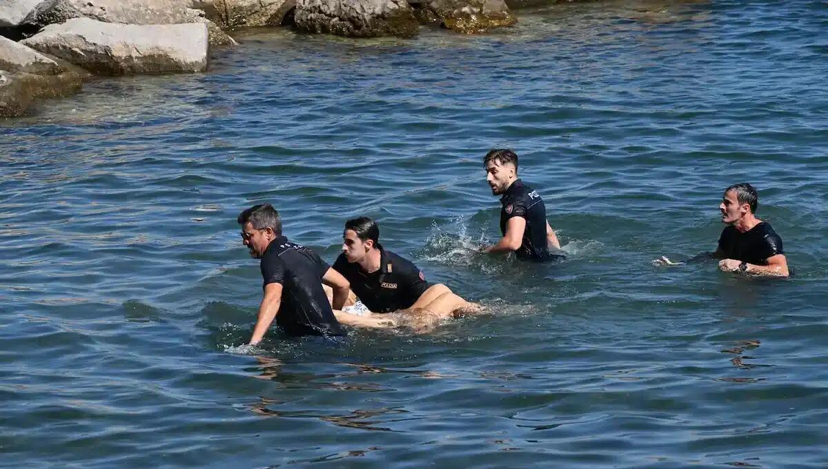 Terrore durante il corteo Tirso: rinvenuta 80enne riversa in mare, ipotesi malore. Ora è in coma -