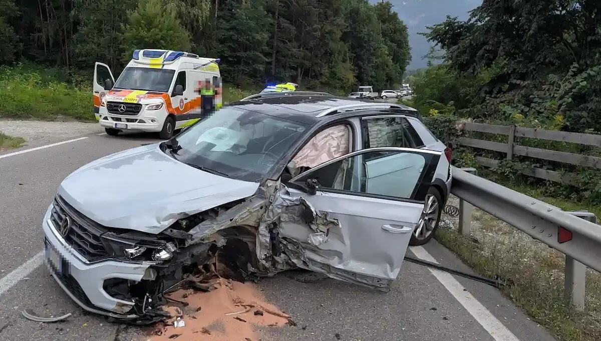 Scontro tra due auto: un ferito grave nel violento frontale | FOTO - 