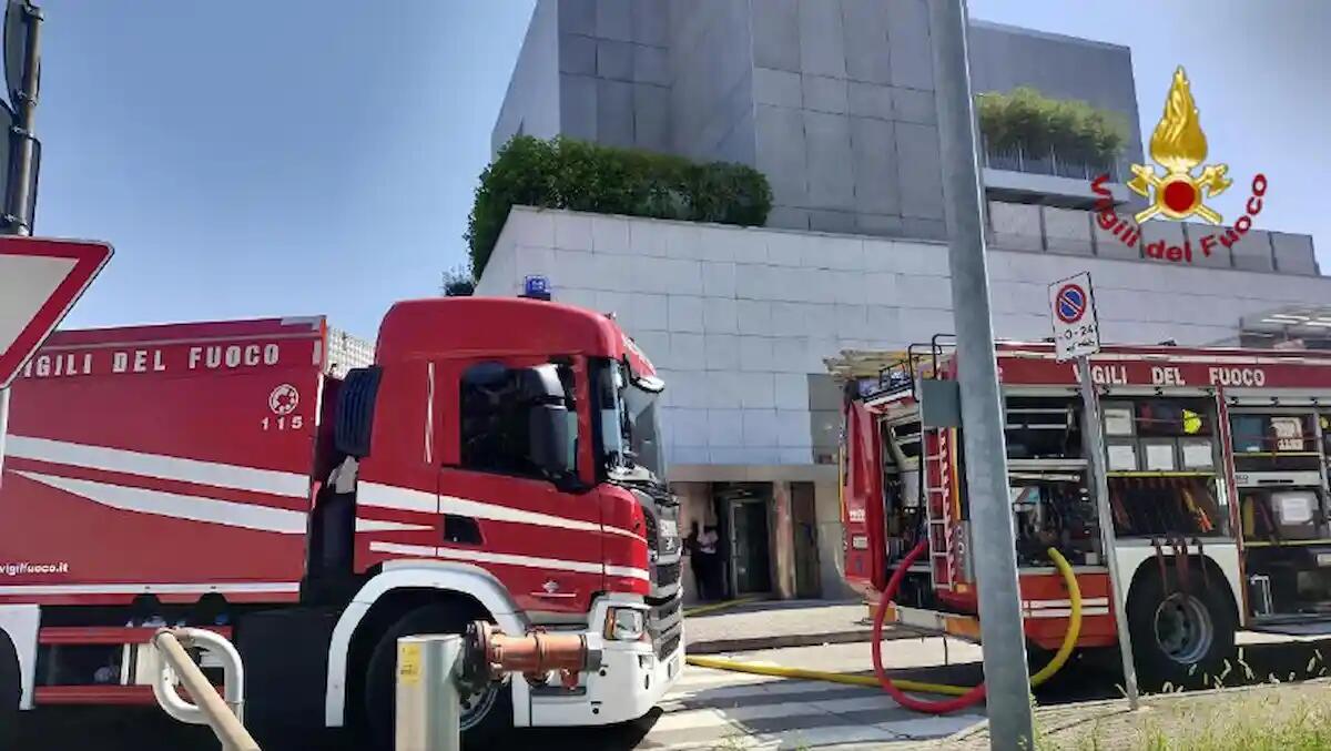 Incendio in un laboratorio orafo: i pompieri evitano il peggio -