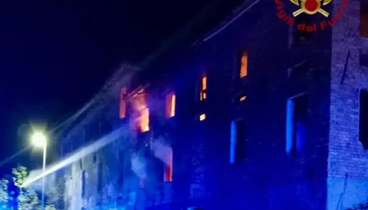 Fiamme in un edificio abbandonato nella notte: chiusa al traffico la SP70 -