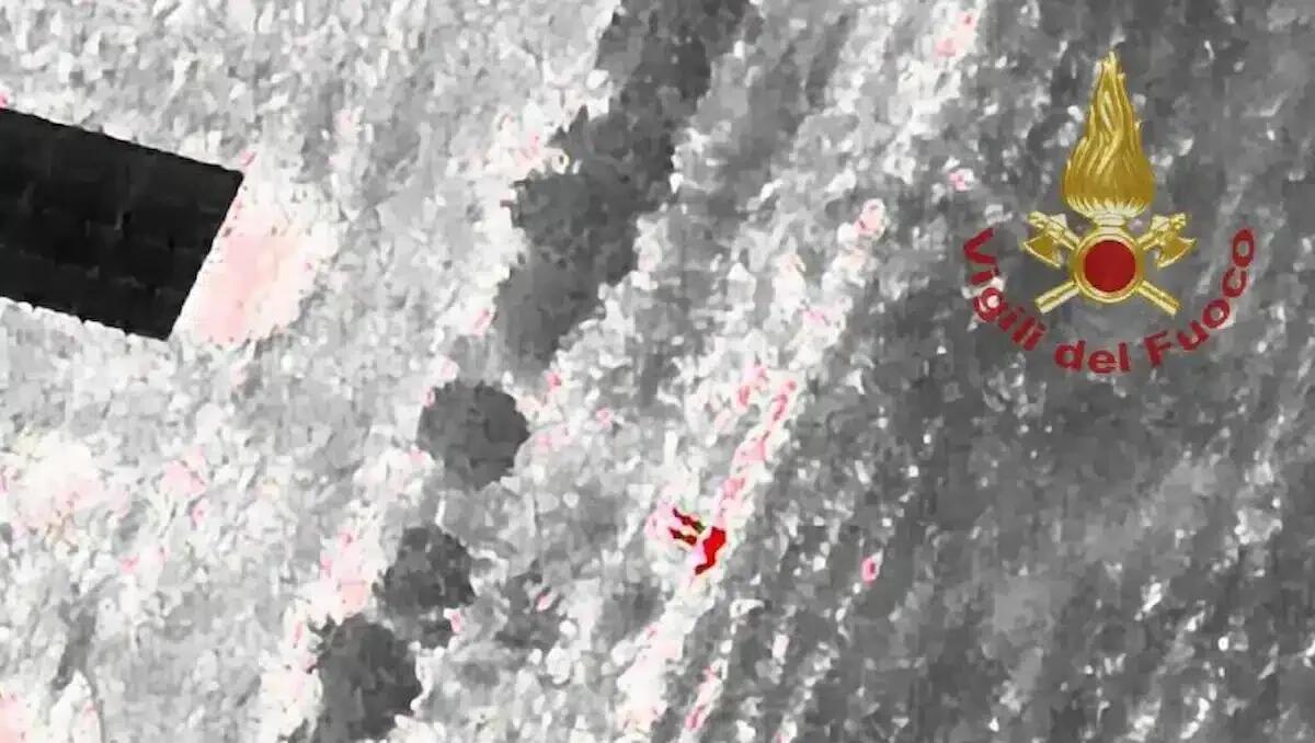 Esce di casa e scompare nel nulla: i droni lo trovano disteso in un campo nel cuore della notte - 