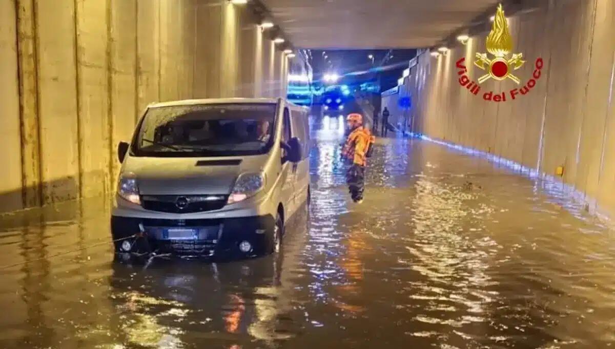 Maltempo e allagamenti, pulmino rimane bloccato nell'acqua: 8 persone intrappolate | FOTO -
