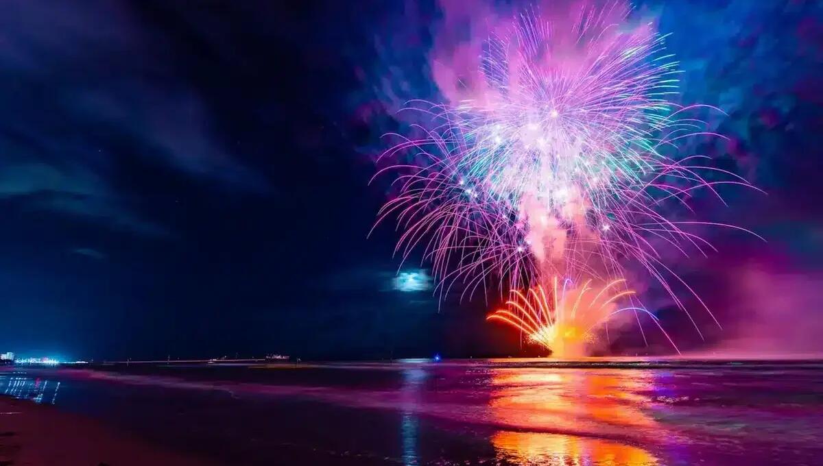 Brindisi di Natale al Bar Tenda e l'Incendio del Mare: il Ferragosto di Lignano Pineta - 