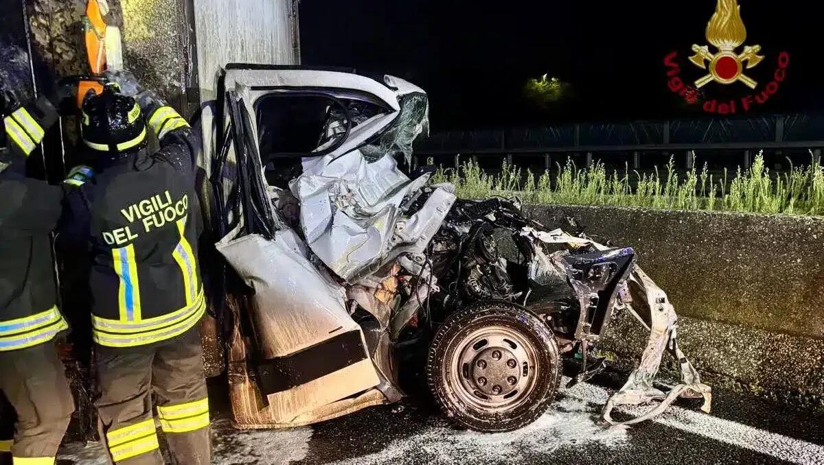 Tragedia sull’autostrada: tamponamento tra due furgoni, poi l'incendio: un morto -