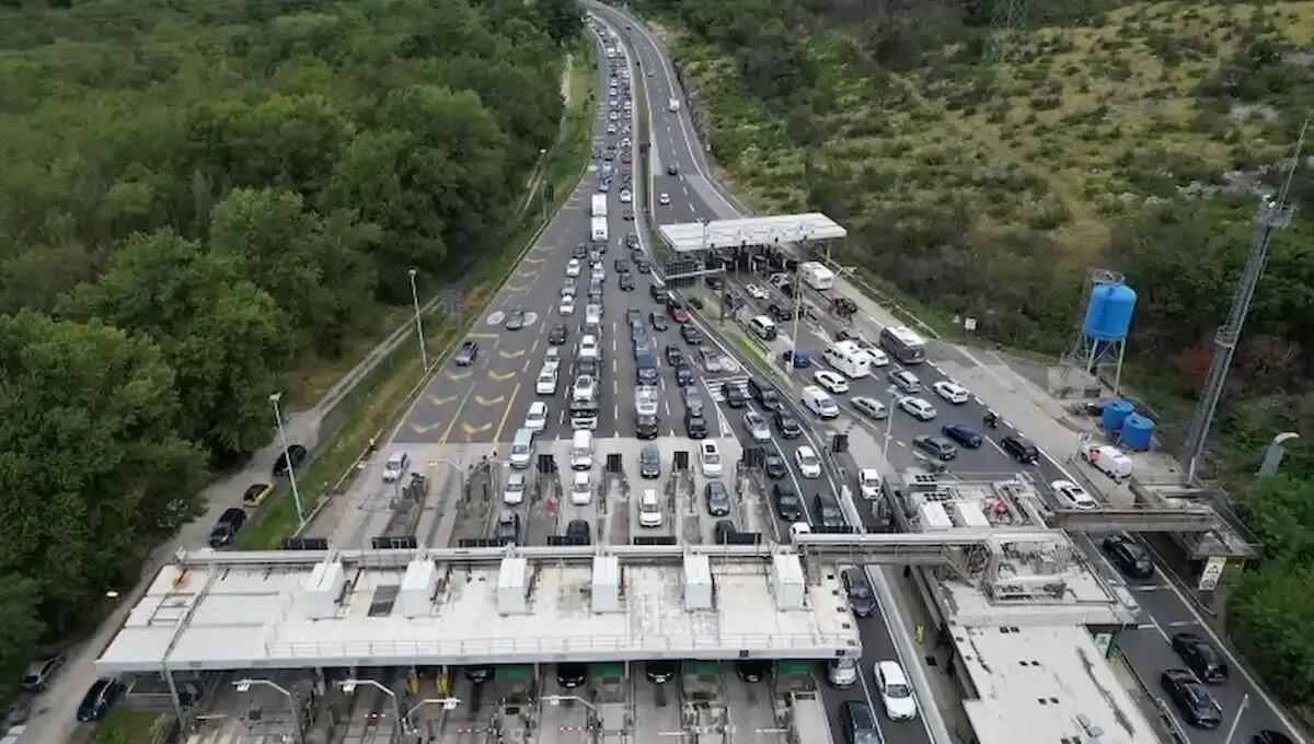 Paura all'altezza di Sgonico: auto procede in contromano sul raccordo autostradale - 