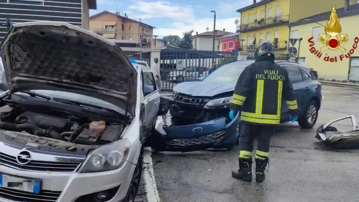 Violento scontro tra due auto, 4 feriti tra cui 2 minori: uno dei due conducenti imprigionato nell'abitacolo -