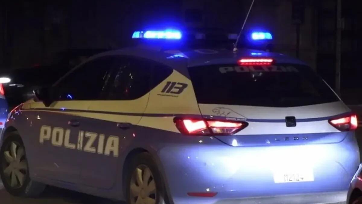 Fermato durante un controllo di Polizia, tentava di nascondersi dietro le auto parcheggiate: era ricercato -