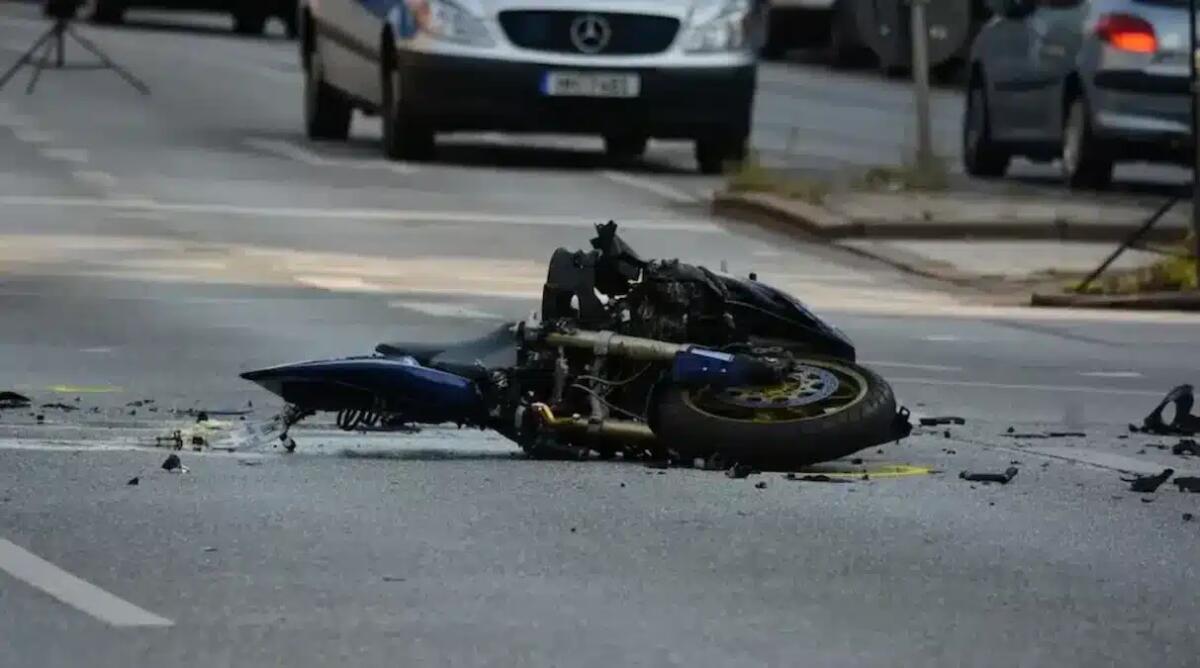 Perde il controllo della moto all'incrocio: 33enne fa un volo di quattro metri, è gravissimo - 