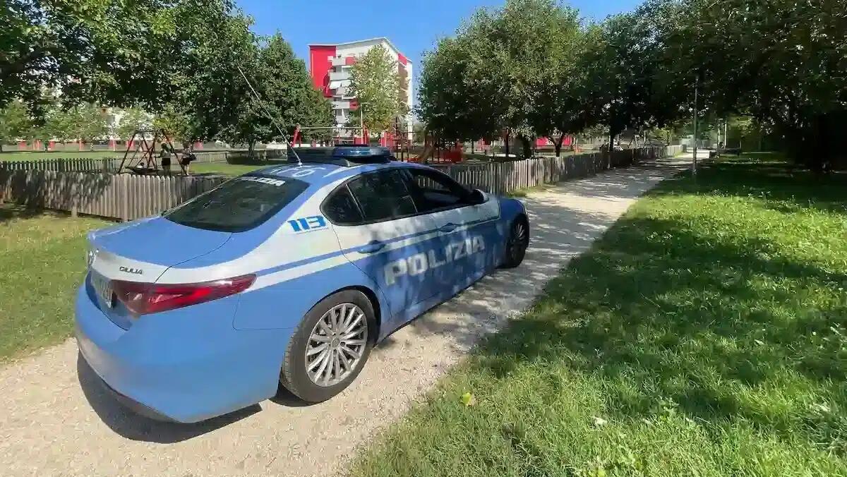 27enne pakistano al parco con i pantaloni abbassati: si masturba davanti ai bambini -
