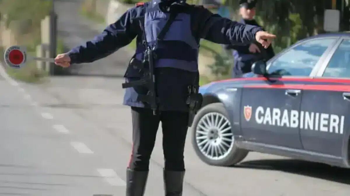 "Attenti, c'è un posto di controllo", ma l'avviso arriva ai carabinieri: tutti multati -