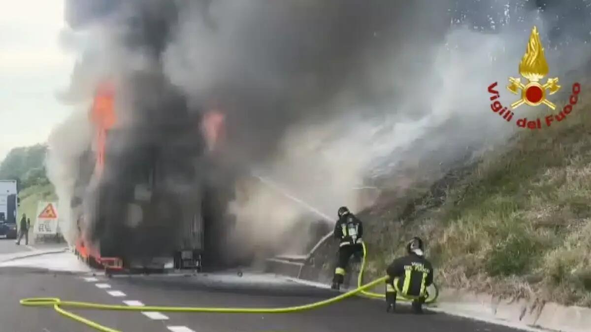 Paura sull'A4: autoarticolato prende fuoco e viene divorato dalle fiamme | VIDEO - FOTO - 