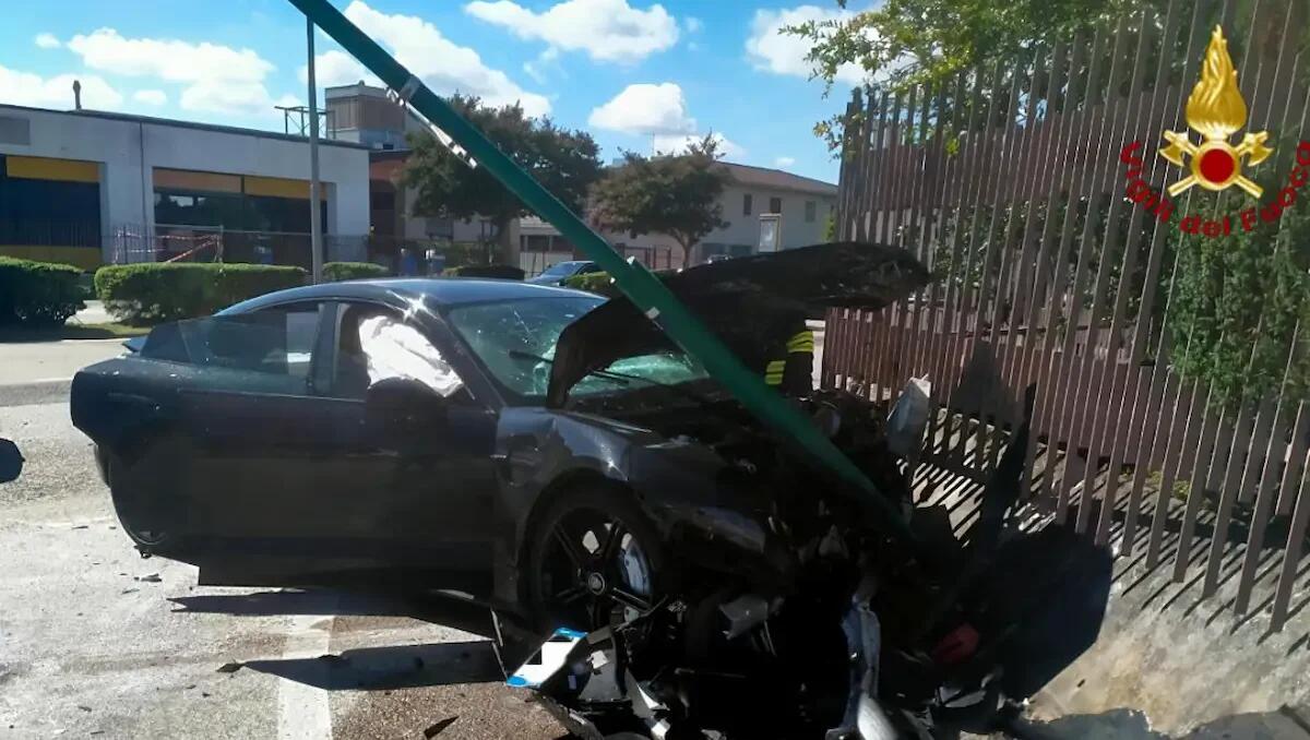 Violento frontale tra Porsche e Volkswagen: 4 feriti in ospedale | FOTO - 
