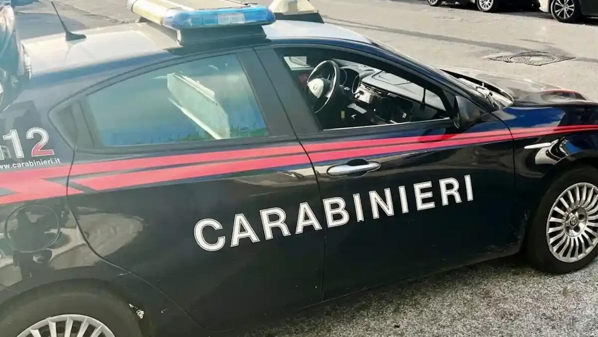 Ignora il divieto di avvicinamento, prosegue con atteggiamenti persecutori ai vicini: 52enne arrestato -