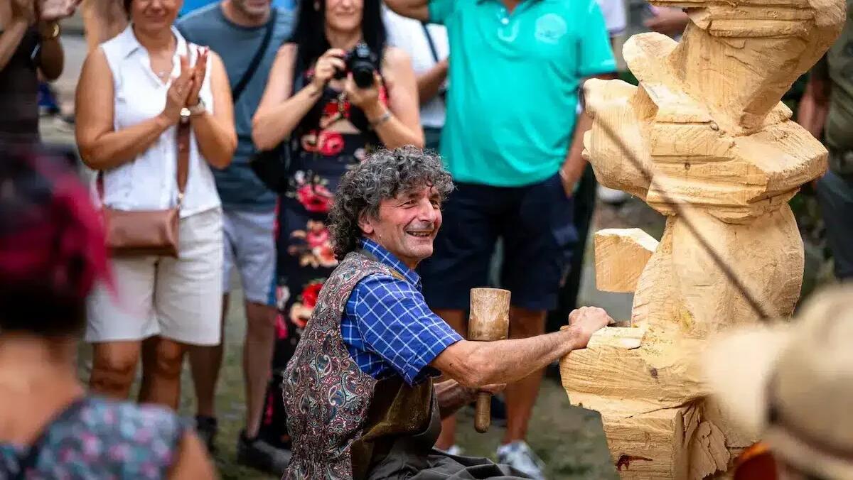 In Carnia fra i monti del Friuli Venezia Giulia la Magia del Legno nel borgo di Sutrio - 