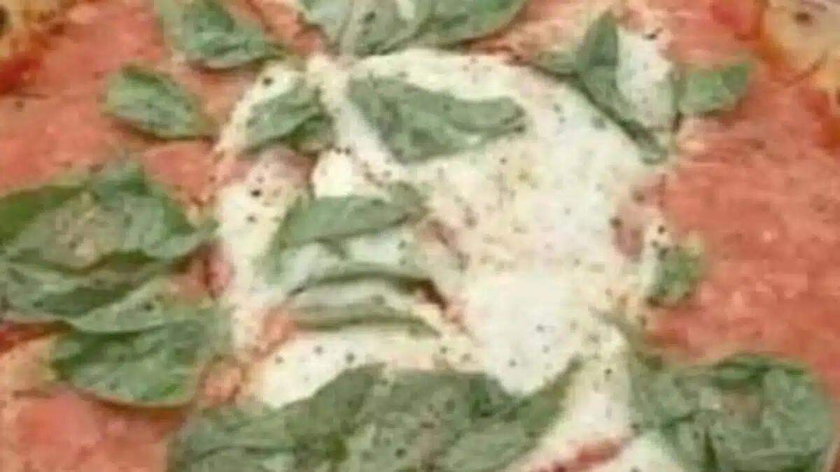 Pizza con il volto di Mussolini: consigliere comunale pubblica la foto e scoppia la polemica -