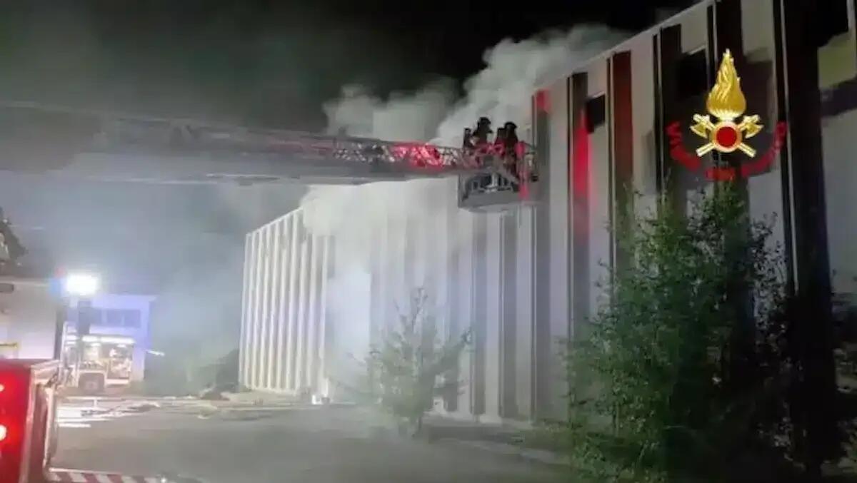 Maxi incendio nella notte a Trieste: capannone dismesso della Colombin divorato dalle fiamme - 