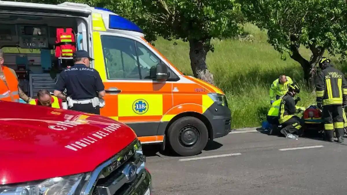 Si schianta con lo scooter contro un trattore: muore sul colpo a 17 anni - 