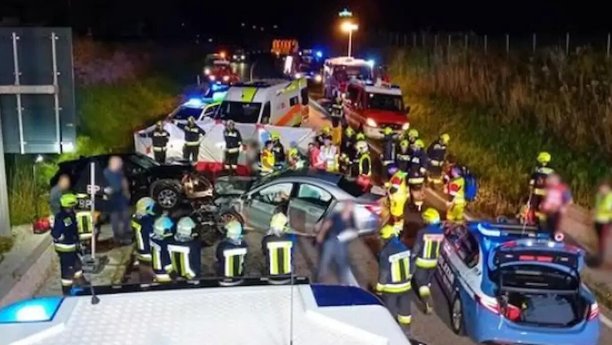 Sette feriti in un violento frontale, a bordo due famiglie: coinvolti anche bambini - 