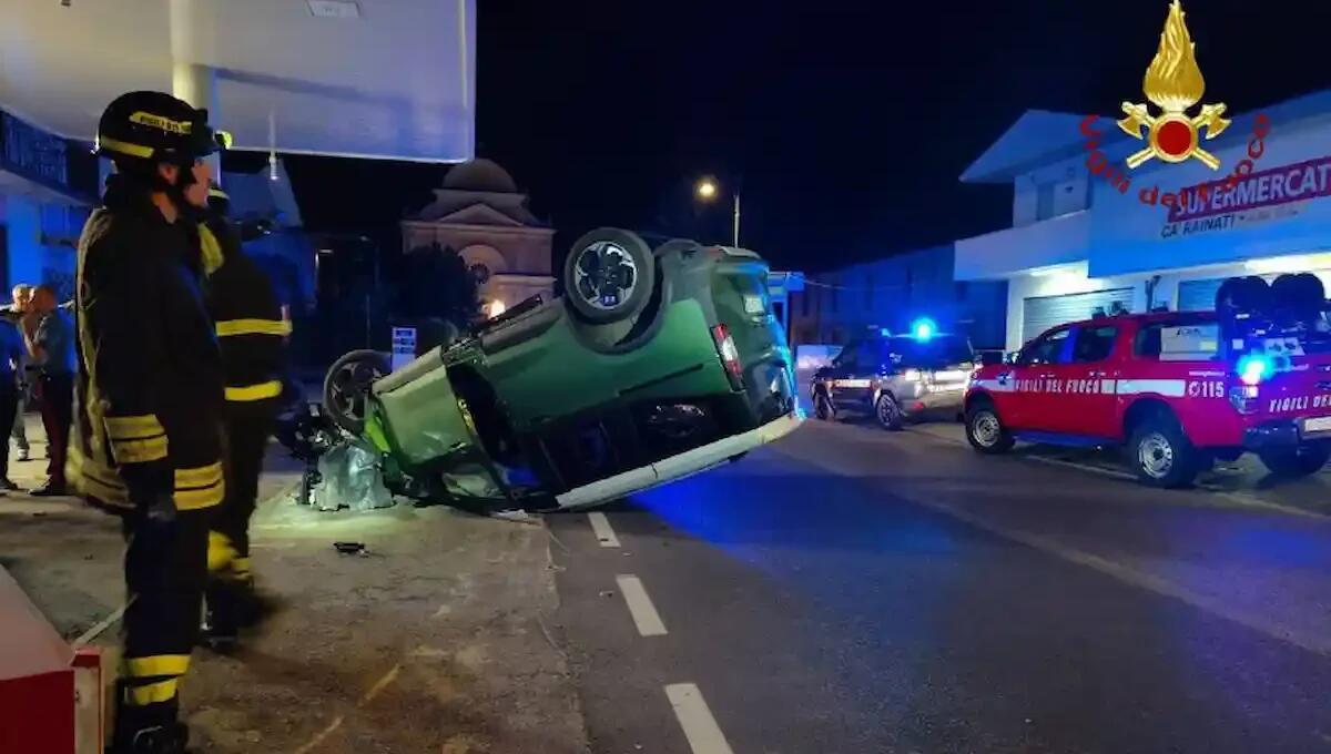 Perde il controllo dell'auto, il mezzo si ribalta: ferita la conducente -