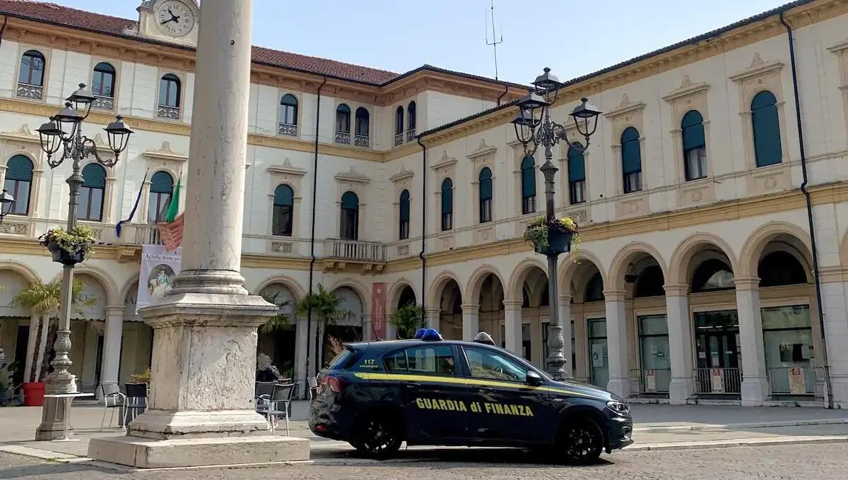 Controlli sul lavoro a Ferragosto: scoperto ristorante con 8 dipendenti irregolari, due sono minori - 