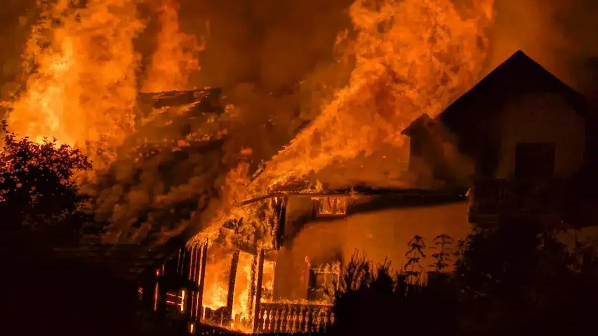 Fiamme devastanti all'alba: struttura completamente distrutta, le immagini dello spaventoso incendio - 
