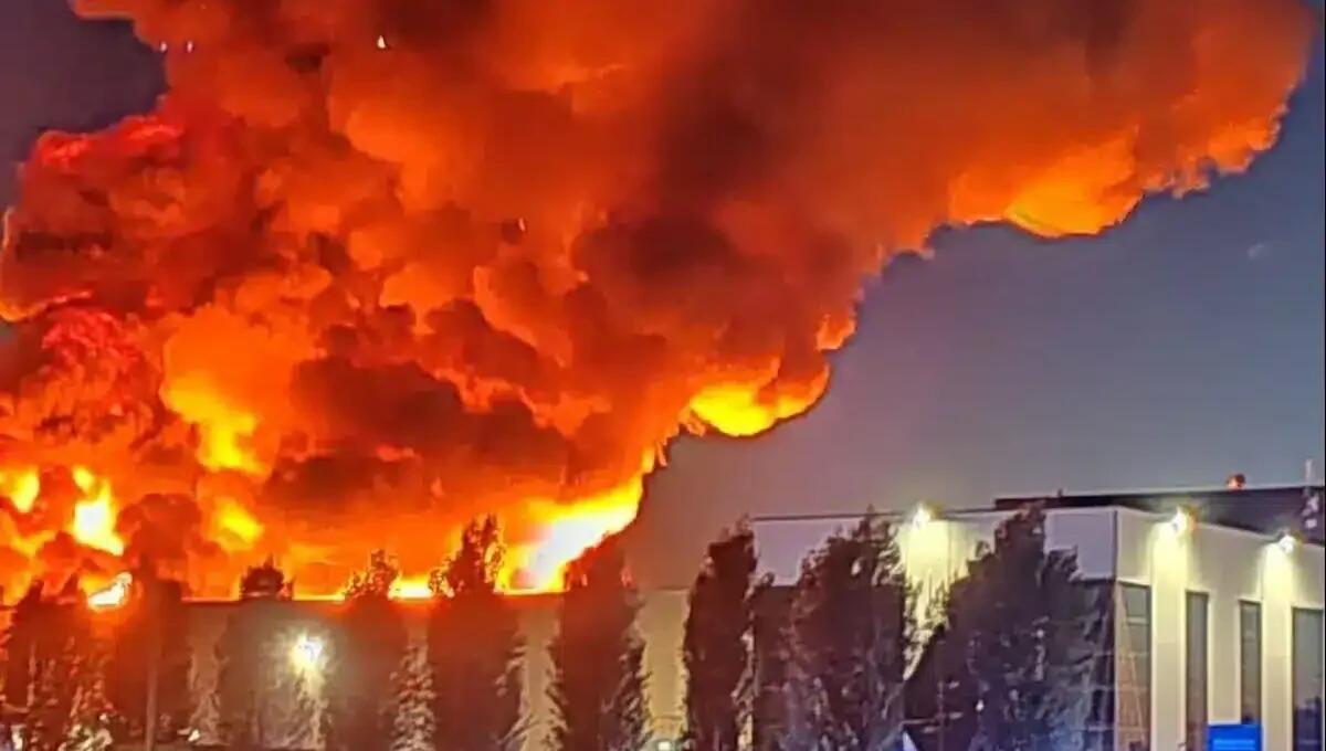 Maxi incendio a Villafontana, fiamme in un’azienda di prodotti chimici. I sindaci: «chiudete le finestre» - 