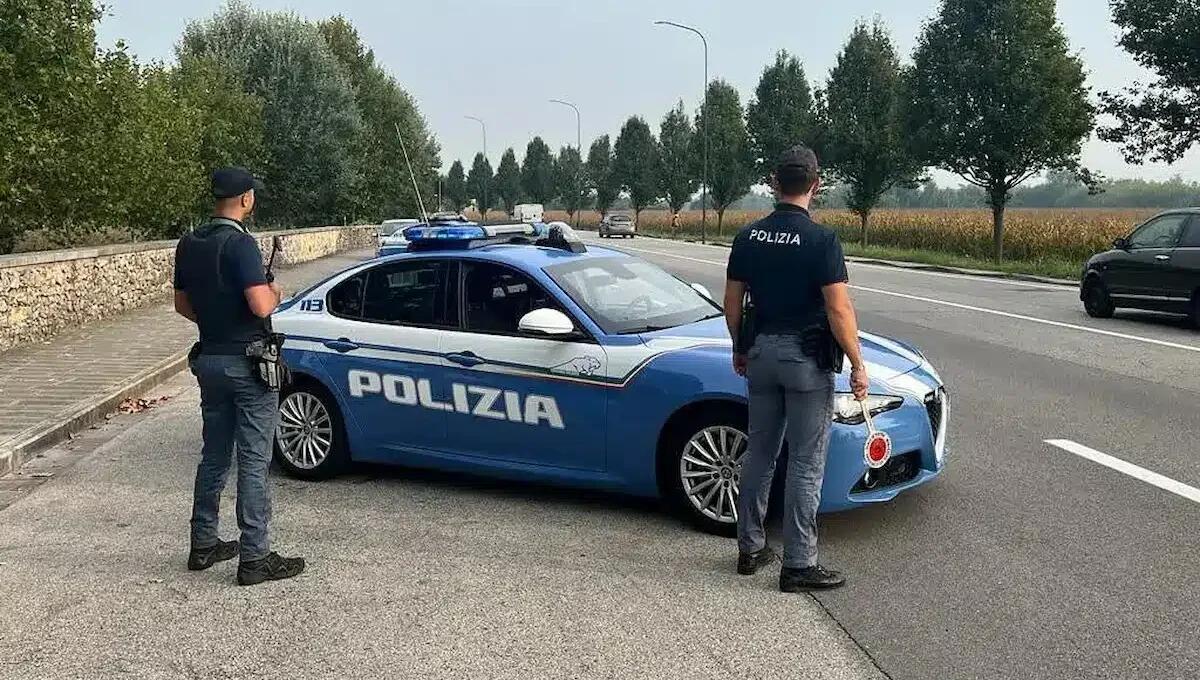Non si ferma all’alt e tenta la fuga: 40enne ubriaco al volante, guidava senza patente da 10 anni -