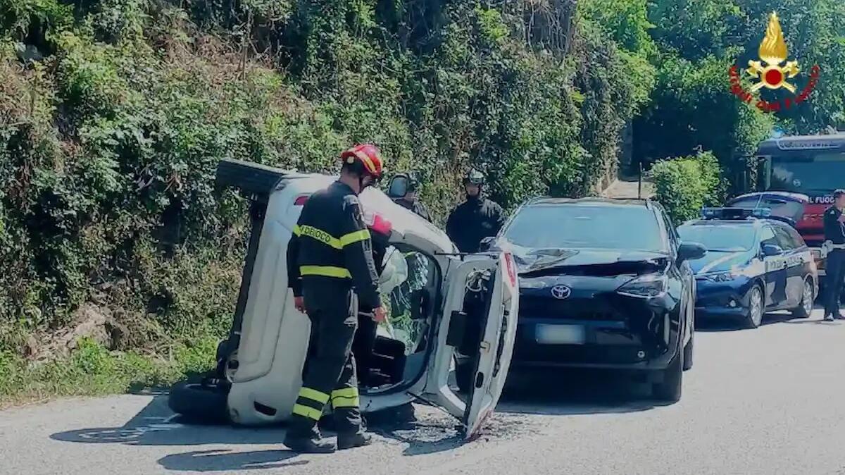 Schianto tra due auto: una si ribalta sul fianco, l'intervento -