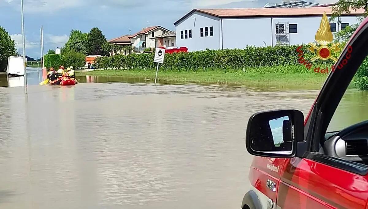 Strada allagata causa maltempo, disabile resta bloccato in casa: soccorritori al lavoro - 