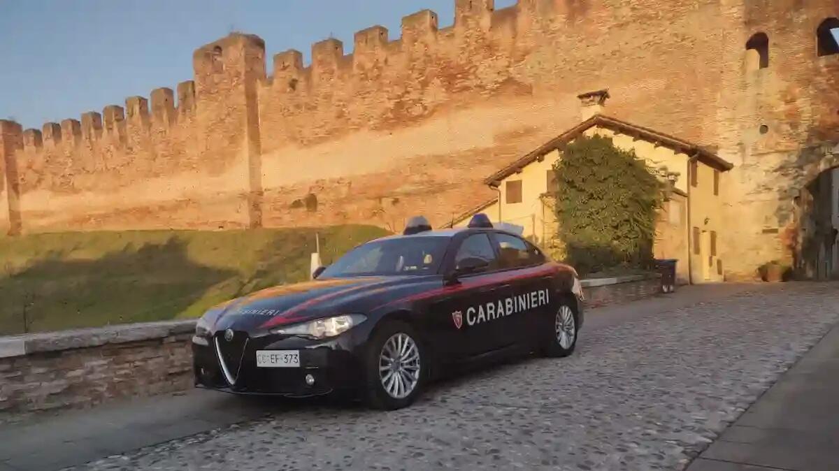 "Mi hanno accoltellato", in realtà si è ferito sfondando una vetrata tentando un furto: 30enne denunciato -