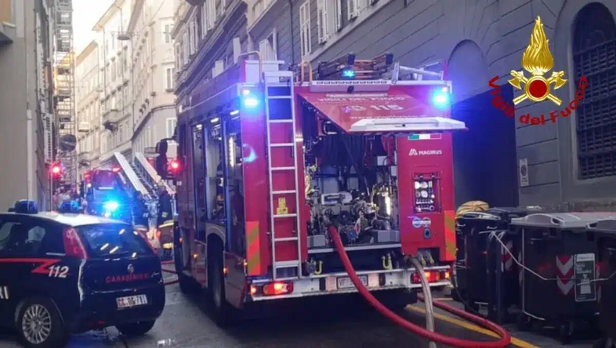 Trieste, incendio all’ultimo piano di un appartamento in via Crispi: evacuata la palazzina - 
