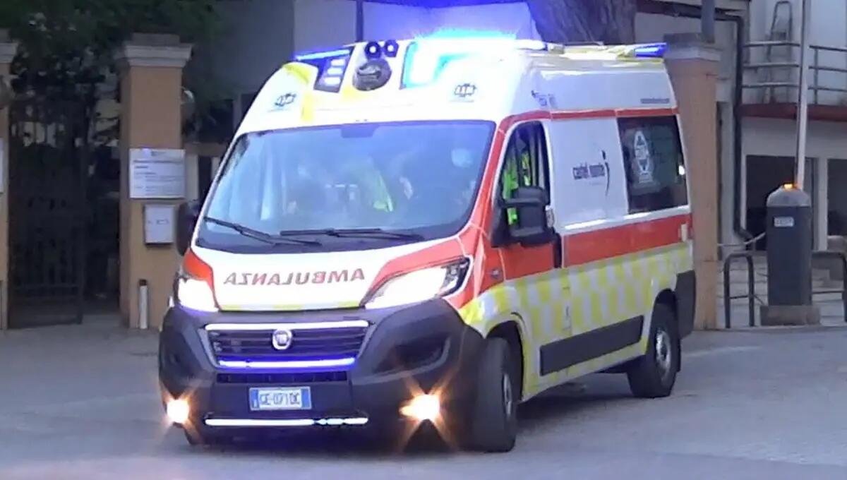 Attraversa le strisce pedonali con la mamma e viene investito: è morto il bimbo di 6 anni -