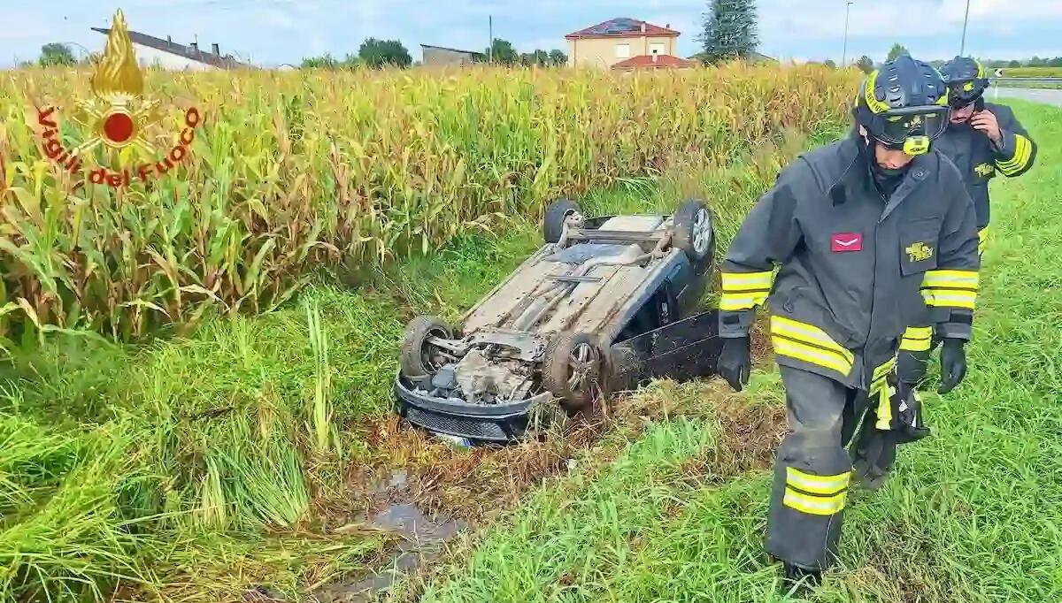 Perde il controllo dell'auto e si ribalta nel fosso: conducente ferito estratto dall'abitacolo -