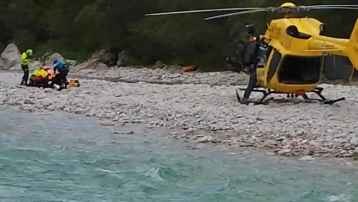 Malore in kayak, i compagni lo aiutano a raggiungere il greto del fiume: elitrasportato in ospedale - 