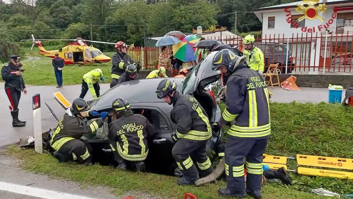 Auto sbanda, finisce nel fosso e si schianta contro passaggio stradale: tre feriti, grave una donna -