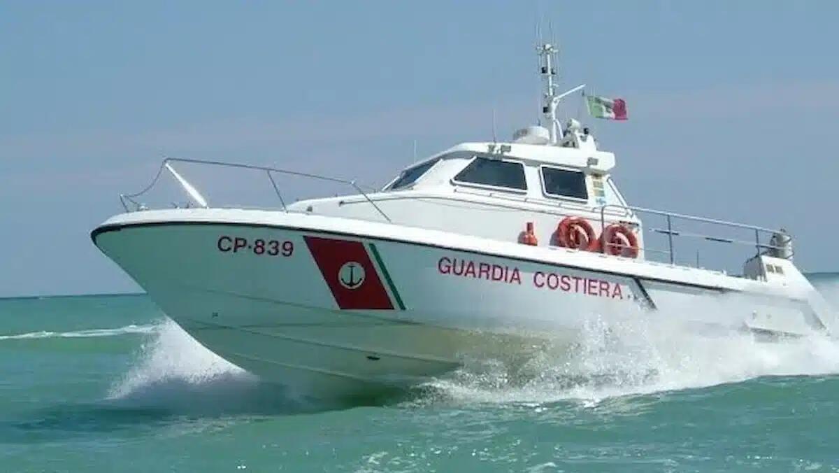 Bloccate sul Sup per la forte bora: recuperate due ragazze al largo di Barcola -
