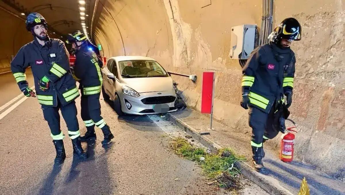 Auto fuori controllo, invade la corsia opposta e si schianta contro la parete della galleria - 