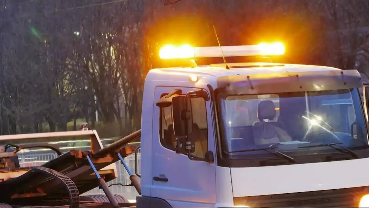 Tragedia sfiorata a Jesolo, auto finisce nel canale: il veicolo galleggia e i 5 ragazzi a bordo si salvano - 