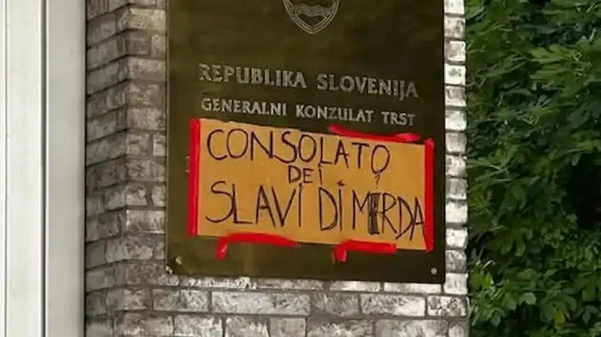 Cartelli e insulti sul Consolato sloveno: autore beccato dalle telecamere, chi è e il motivo del gesto -