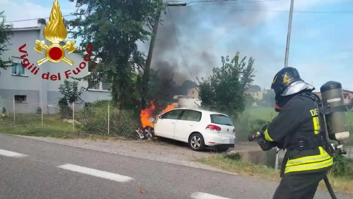 Auto prende fuoco dopo l’impatto contro un palo della luce: ferito il conducente -