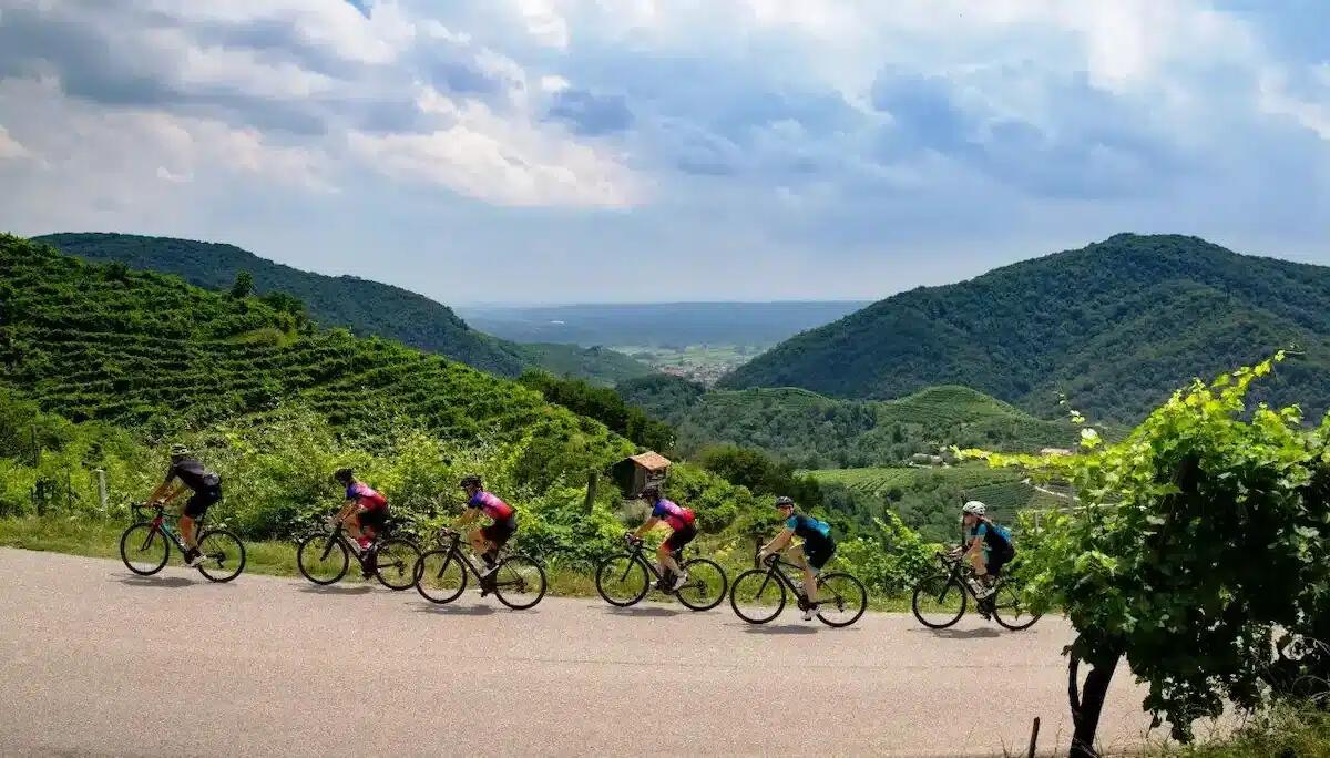 Prosecco Cycling: delegazione da Tokyo tra le colline trevigiane per promuovere la mobilità sostenibile - 