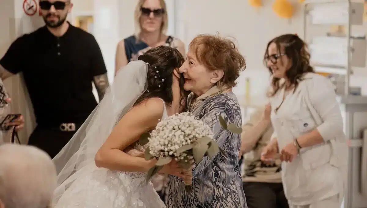 Matrimonio speciale in Rsa: l’educatrice Vera sorprende i nonni in abito bianco -