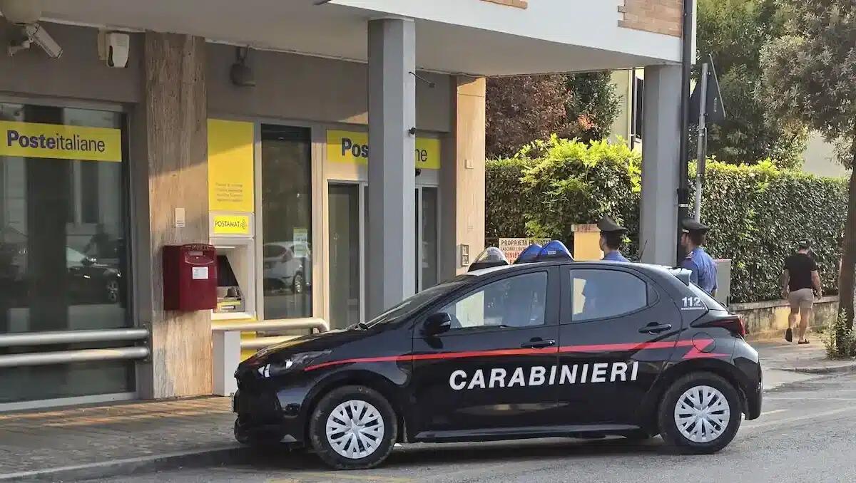 Esibisce la carta d'identità per attivare una prepagata, ma è falsa: arrestata 35enne napoletana -
