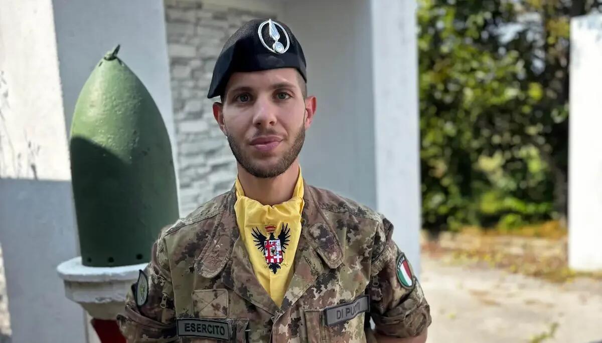 Ragazza si siede sui binari per farla finita: militare la salva appena prima che passi il treno - 